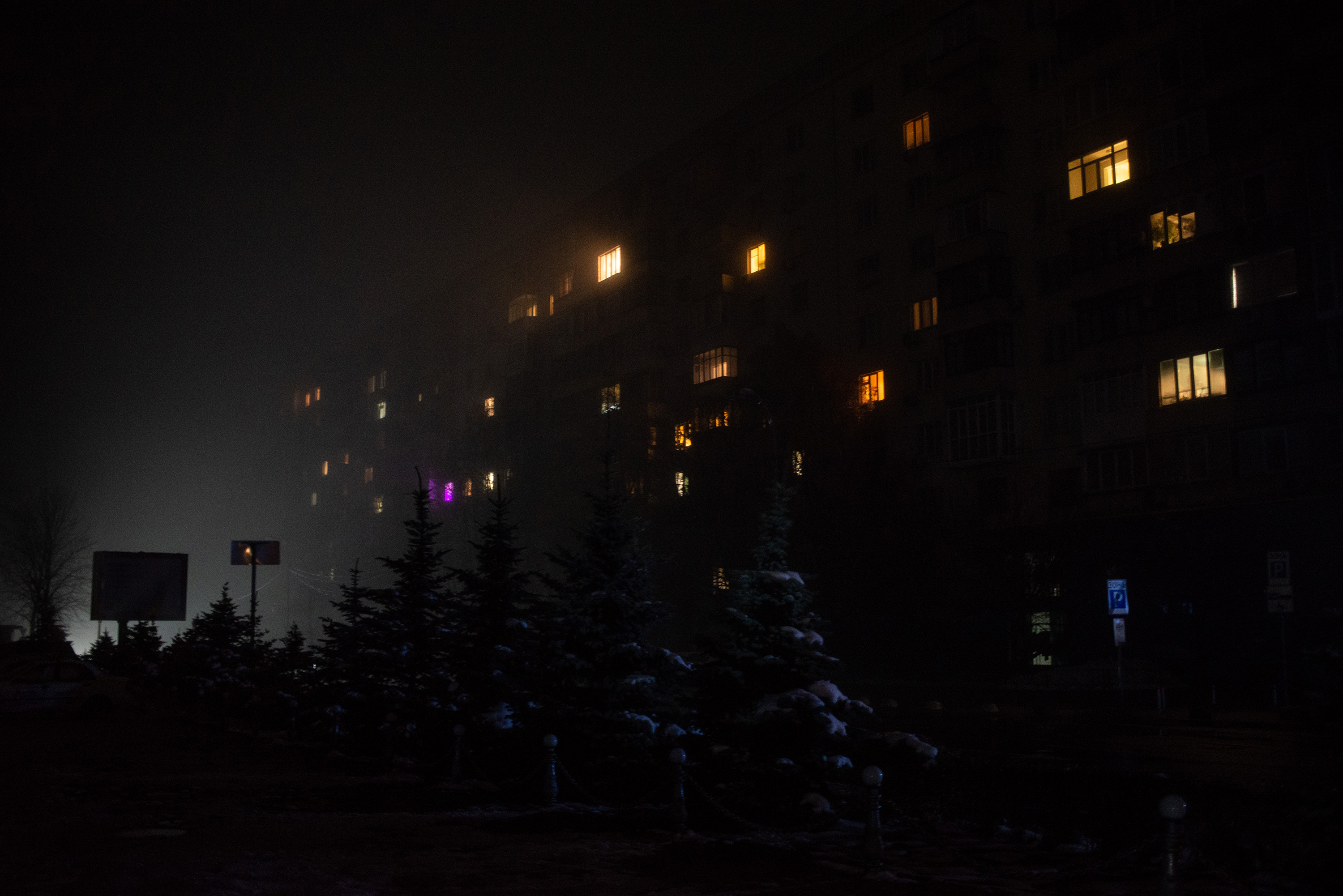Una vista de calles oscuras mientras Kyiv enfrenta cortes de energía después de que Rusia lanzó ataques masivos con cohetes contra la infraestructura de Ucrania el 24 de noviembre, en Kyiv, Ucrania.