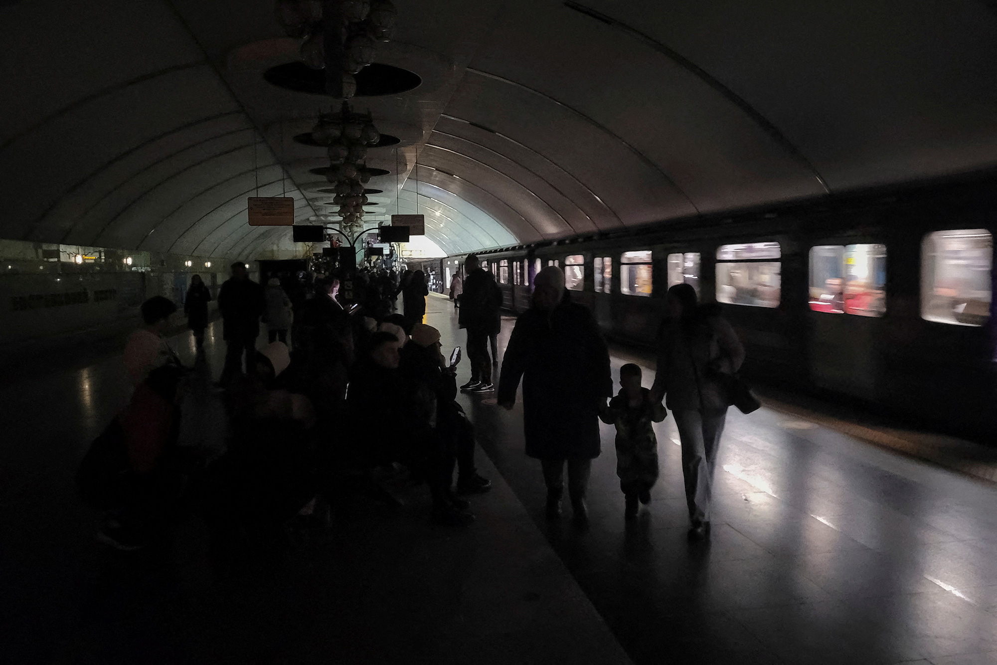 Las personas se refugian dentro de una estación de metro durante un corte de energía parcial en medio de ataques masivos con misiles rusos en Kyiv, el 16 de diciembre.