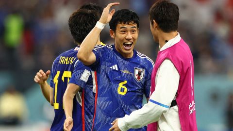 Wataru Endo celebra con sus compañeros después de que Japón se clasificara para los octavos de final de la Copa del Mundo.