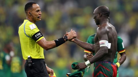 El árbitro Ismail Elfath mostró una tarjeta roja a Aboubakar después de la celebración de su gol.