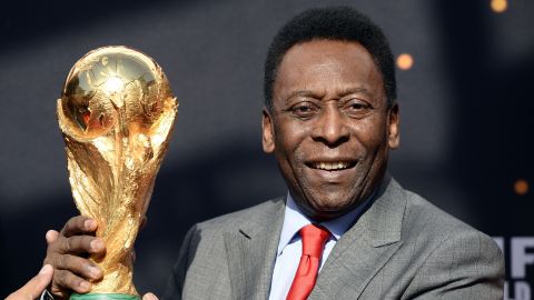 Pelé posa con el trofeo de la Copa del Mundo el 9 de marzo de 2014 en París.