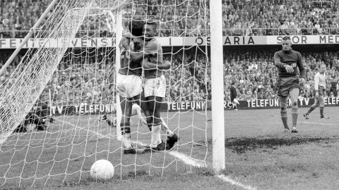 Pelé abraza a su compañero de equipo Vava después de marcar el gol que puso el marcador 2-1 en la final de la Copa del Mundo de 1958. 