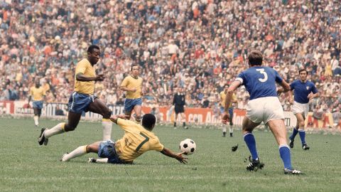 Pelé en acción contra Italia en la final del Mundial de 1970. 