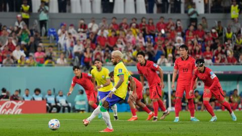 Neymar hizo el 2-0 desde el punto de penalti tras cometer una falta sobre Richarlison.