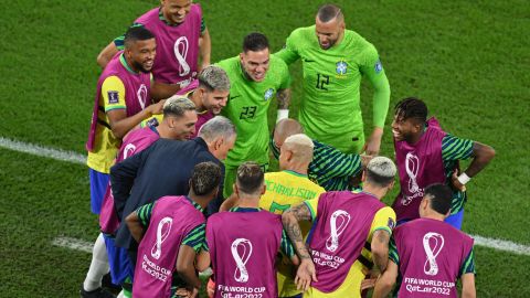 Tite se suma a las celebraciones tras el gol de Richarlison.