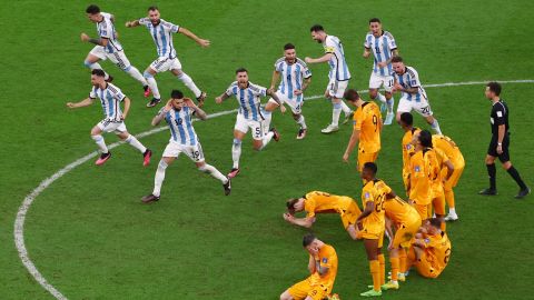 Los jugadores argentinos celebran en las caras de los holandeses tras la tanda de penaltis.