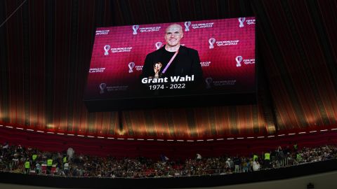 El panel LED muestra una foto de Grant Wahl antes del partido de cuartos de final entre Inglaterra y Francia.