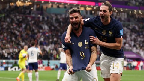 Giroud celebra tras anotar el segundo gol de Francia contra Inglaterra.
