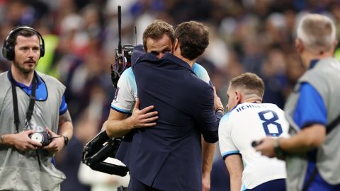 Southgate consuela a Kane después de la derrota de Inglaterra ante Francia.