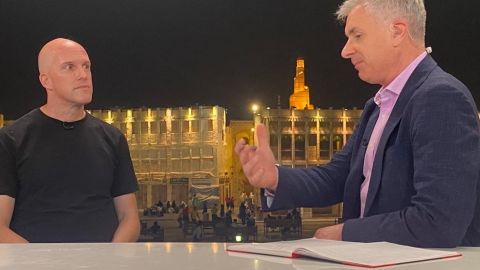 Grant Wahl (izquierda) siendo entrevistado por Don Riddel de FGTELEVISION en Qatar.