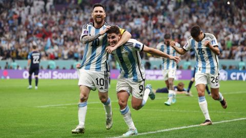 Julián Álvarez celebra con Lionel Messi tras duplicar la ventaja de Argentina.