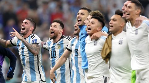 Los jugadores de Argentina celebran con su afición el tiempo completo.