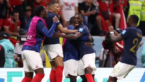 Kolo Muani celebra con sus compañeros tras marcar el segundo gol de Francia contra Marruecos.