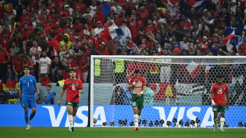 Los jugadores marroquíes lucen desolados tras conceder un gol a Francia.