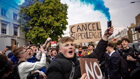 Aficionados del Chelsea Football Club protestan contra la Superliga Europea frente a Stamford Bridge el 20 de abril de 2021.