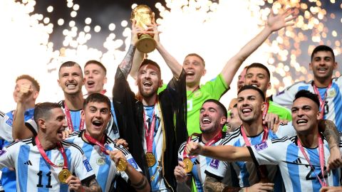 Botterill también tomó esta imagen del levantamiento de trofeos donde Messi viste un bisht negro y dorado, una prenda tradicional que se usa en la región para eventos y celebraciones especiales.