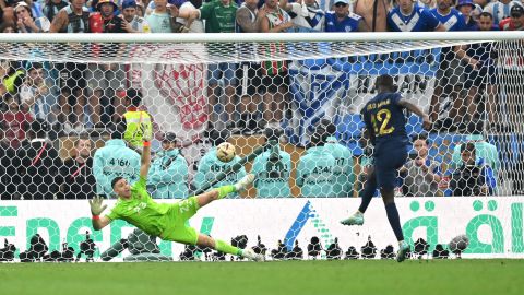 Emiliano Martínez fue nombrado portero del torneo.