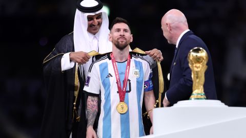 Sheikh Tamim colocó un bisht sobre Messi durante la entrega del trofeo.