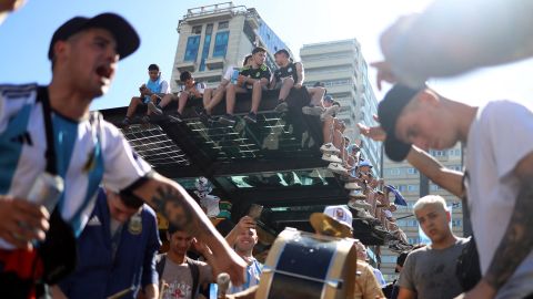 Los aficionados subieron a lo alto para tratar de obtener una vista del autobús de Argentina.
