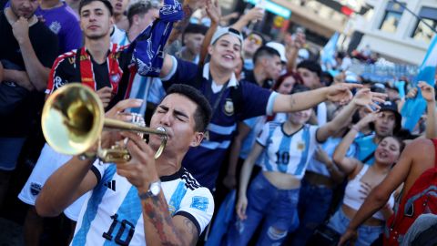 Aficionados argentinos celebran la llegada de la selección a Buenos Aires.