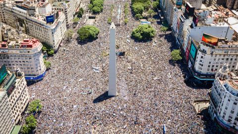 Vista aérea de los fanáticos de Argentina reunidos en el Obelisco mientras esperan el desfile de la victoria del equipo.