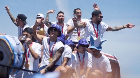 Los jugadores de Argentina celebran en el autobús con el trofeo de la Copa del Mundo durante el desfile del martes. 