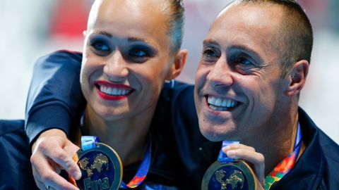 Christina Jones y Bill May, de EE. UU., posan con sus medallas de oro después de la final técnica de dúo mixto de natación sincronizada en el Campeonato Mundial Acuático en Kazán, Rusia, en junio de 2015. 