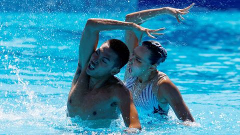 She Haoyu y Zhang Yiyao de China se presentan durante la final libre de dúo mixto en el Campeonato Mundial FINA en el complejo de natación Alfred Hajos, Budapest, Hungría, en junio de 2022.