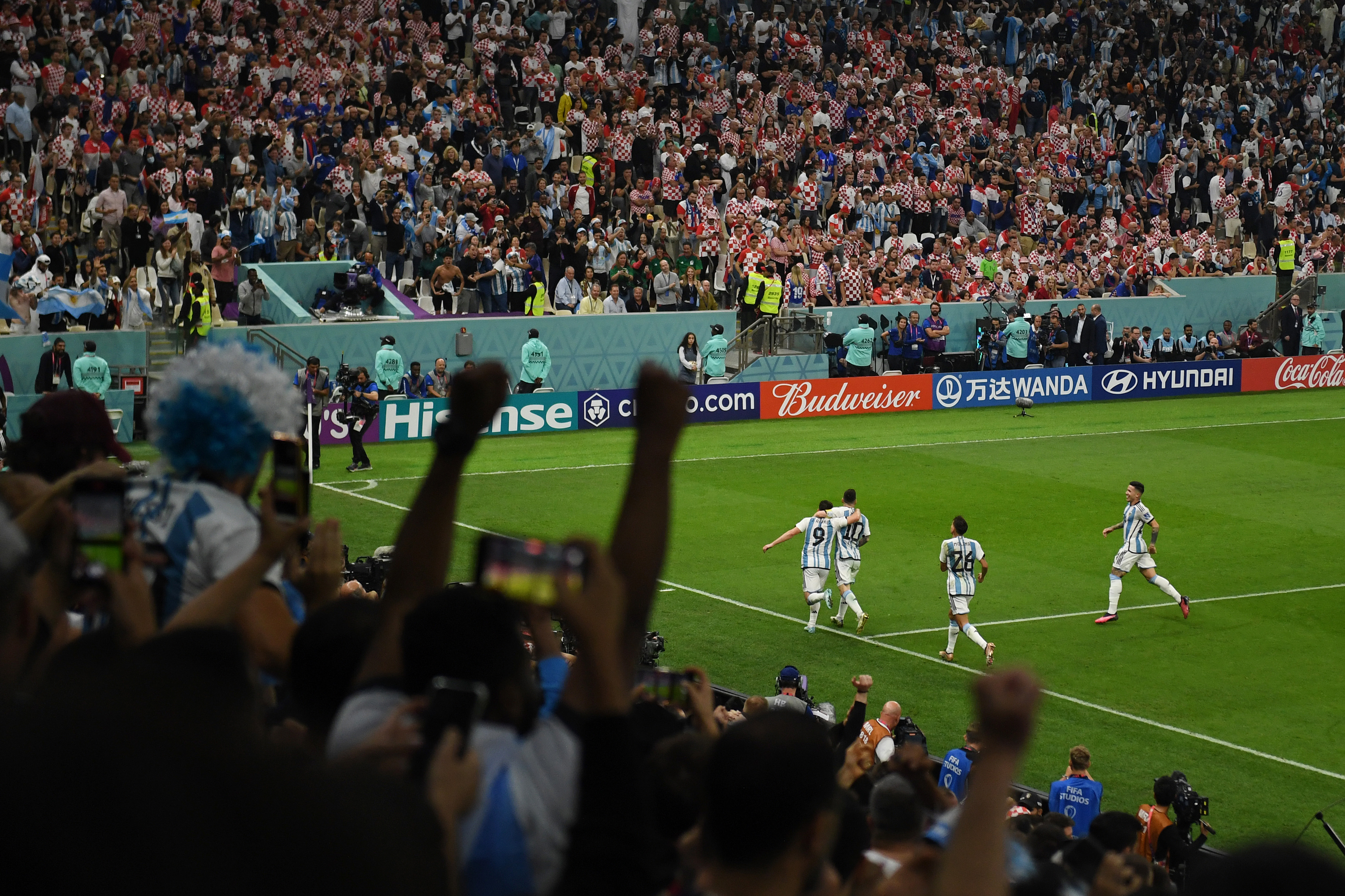 LUSAIL CITY, QATAR - DICIEMBRE 13: Julian Alvarez de Argentina celebra después de anotar el segundo gol del equipo durante el partido de semifinales de la Copa Mundial de la FIFA Qatar 2022 entre Argentina y Croacia en el Estadio Lusail en Lusail City, Qatar el martes. (Foto por David Ramos - FIFA/FIFA a través de Getty Images)