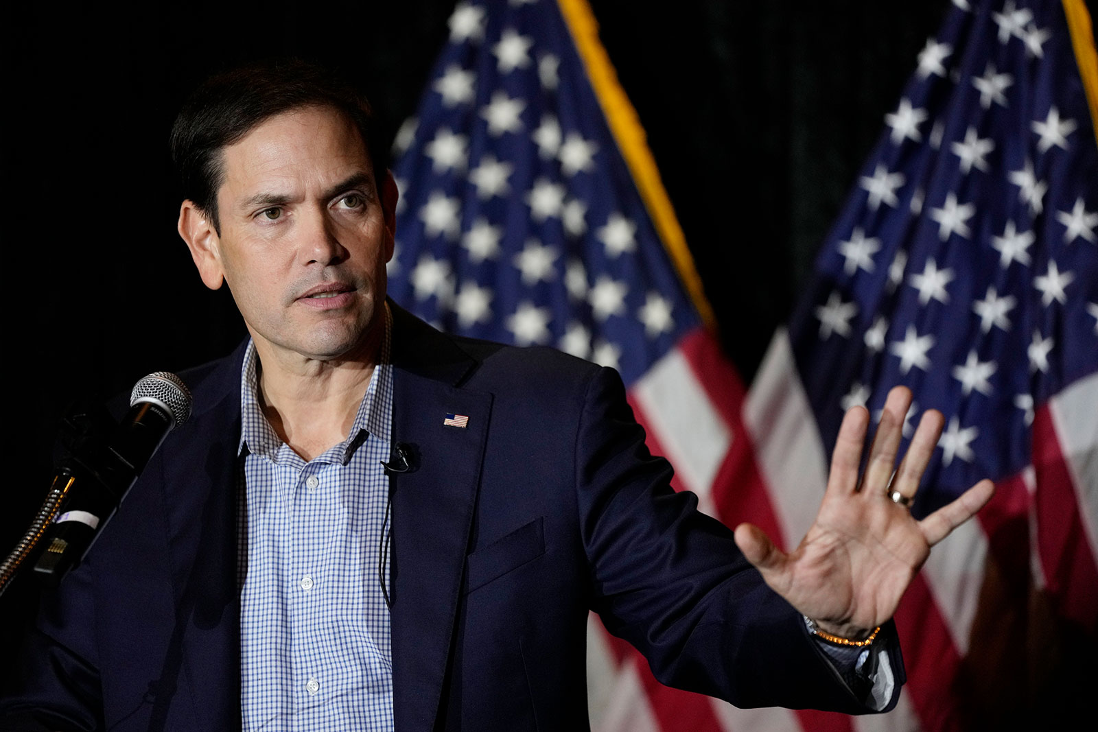 El senador Marco Rubio habla en un mitin de campaña en West Miami el 9 de octubre.