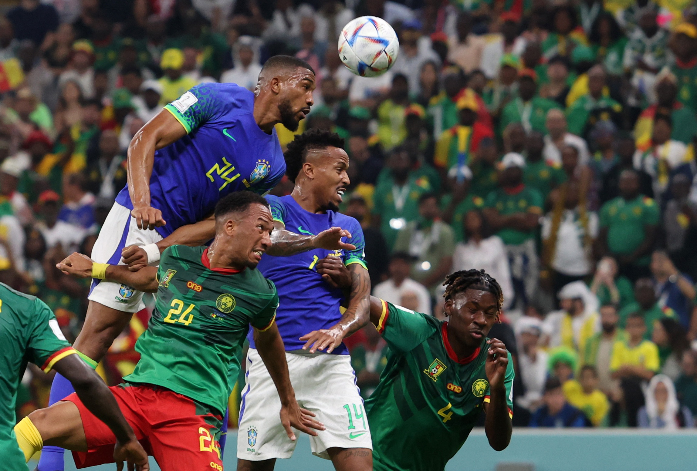 Los jugadores de Brasil y Camerún compiten por el balón.