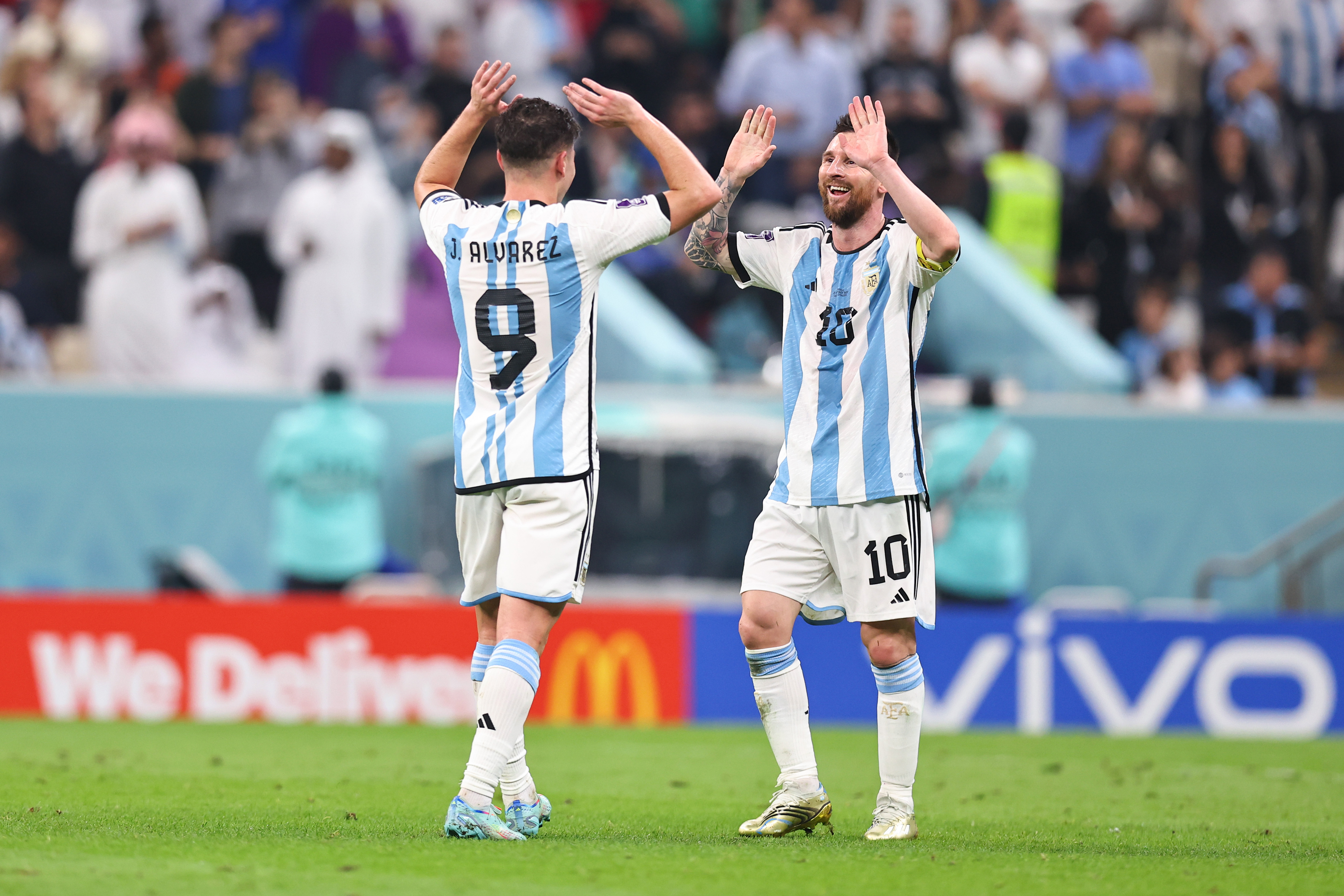 CIUDAD DE LUSAIL, QATAR - 13 DE DICIEMBRE: Julian Alvarez de Argentina celebra después de anotar un gol para hacer el 3-0 con Lionel Messi de Argentina durante el partido semifinal de la Copa Mundial de la FIFA Qatar 2022 entre Argentina y Croacia en el Estadio Lusail en Lusail City, Qatar el martes. (Foto de Robbie Jay Barratt - AMA/Getty Images)