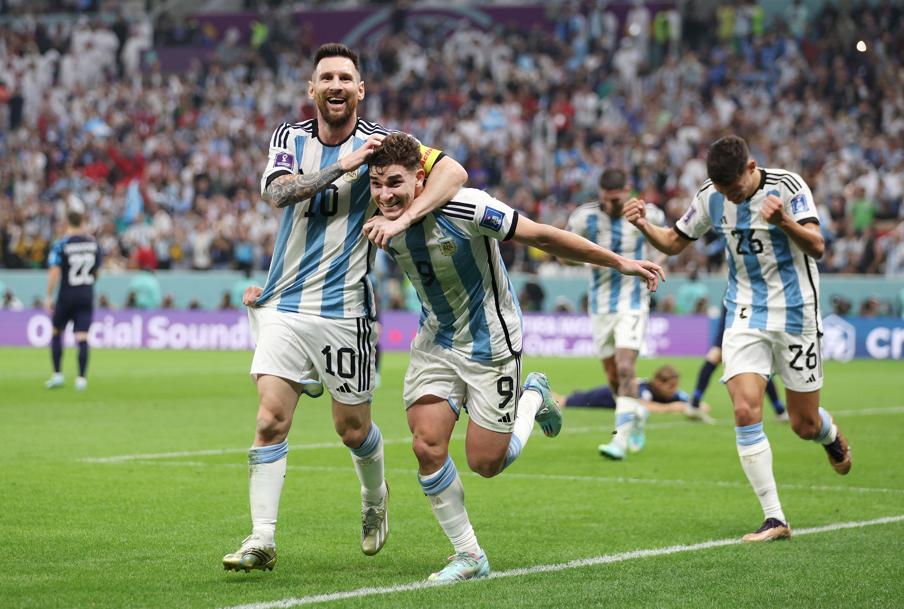 Julián Álvarez de Argentina celebra con su compañero de equipo Lionel Messi después de marcar su segundo gol contra Croacia en el Estadio Lusail en Lusail City, Qatar el martes.