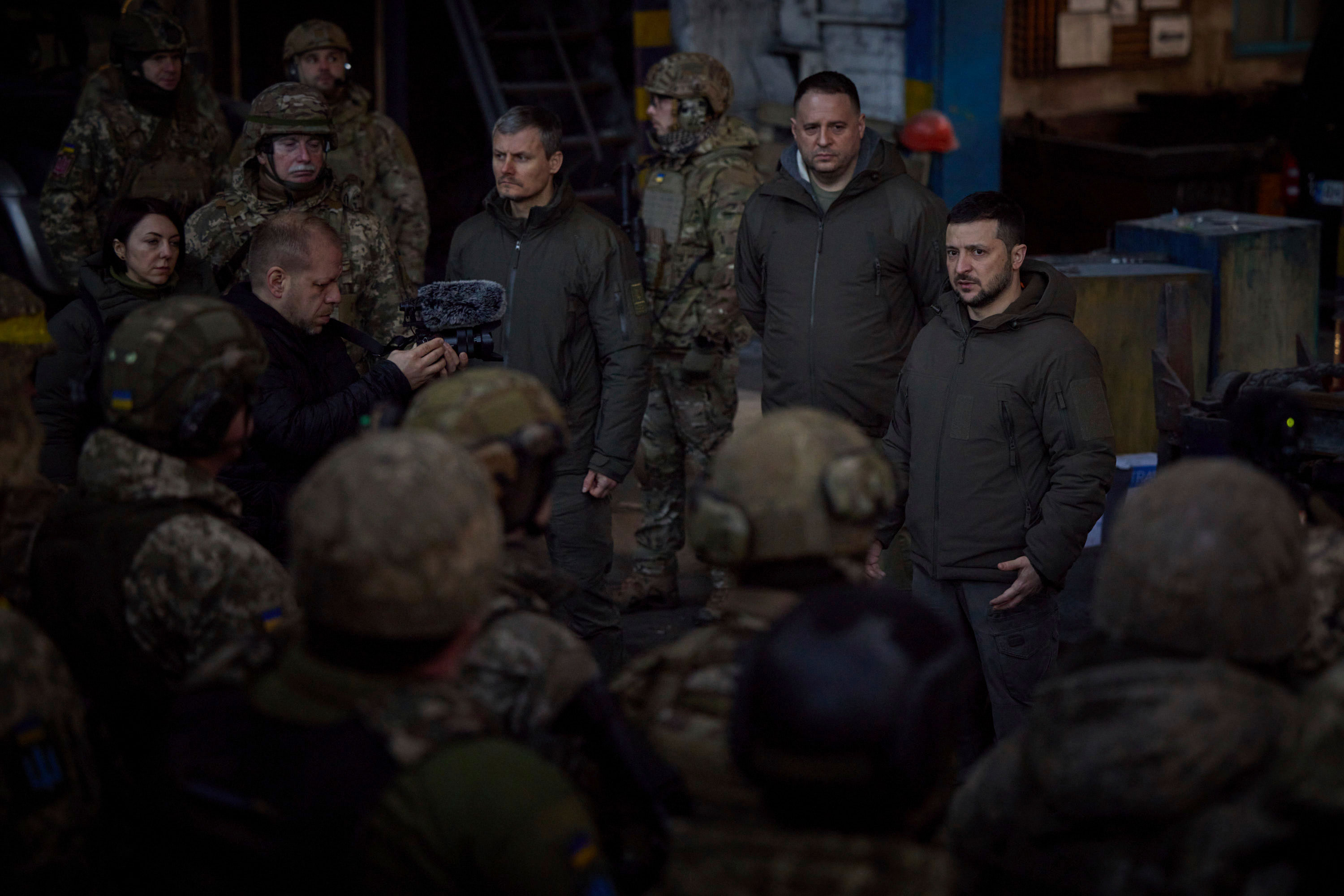 El presidente ucraniano, Volodymyr Zelensky, habla con los soldados en Bakhmut, Ucrania, el martes.