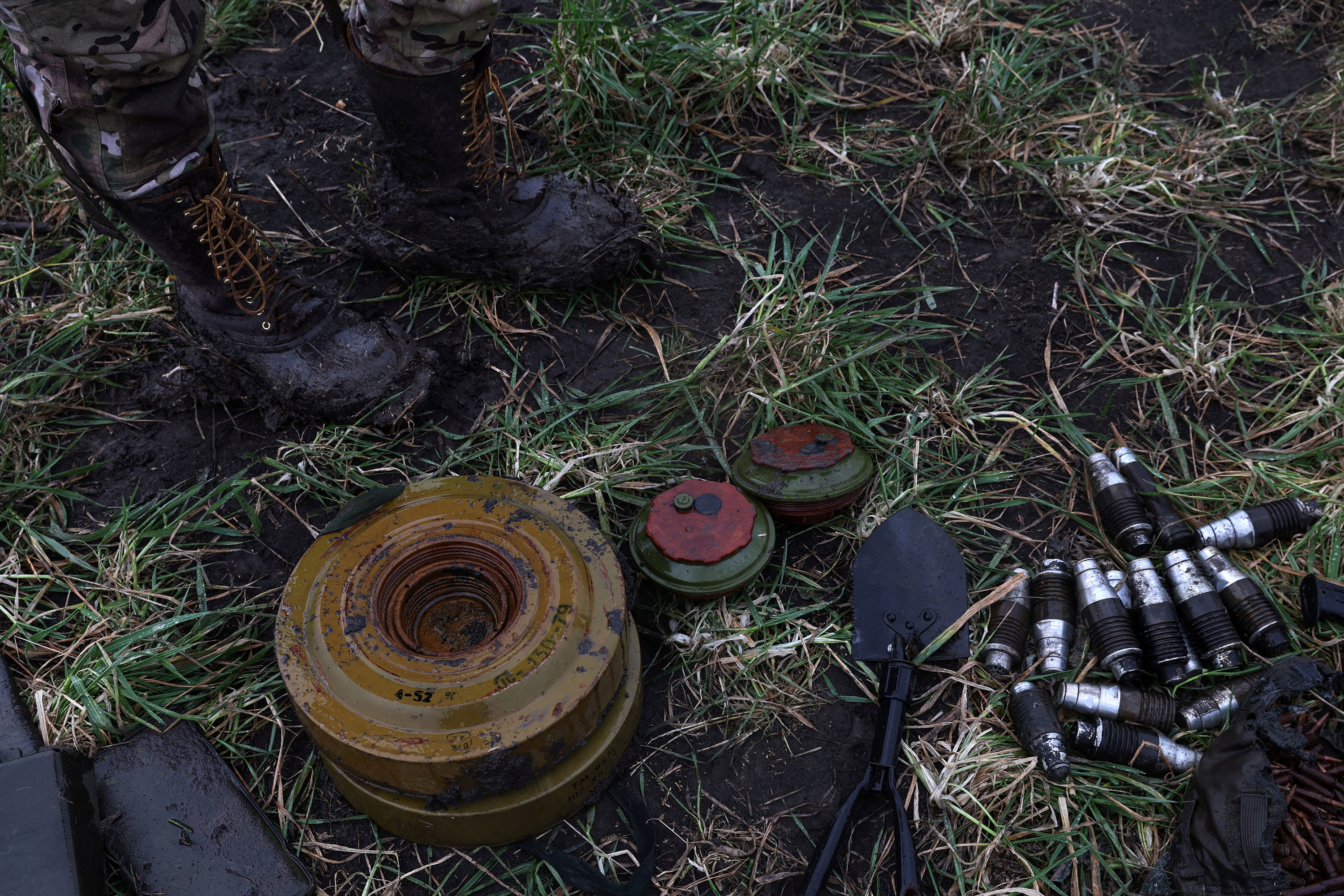 Restos de minas recolectadas por la Guardia Nacional de Ucrania se encuentran en la hierba en la región de Donetsk en Ucrania el 12 de diciembre.