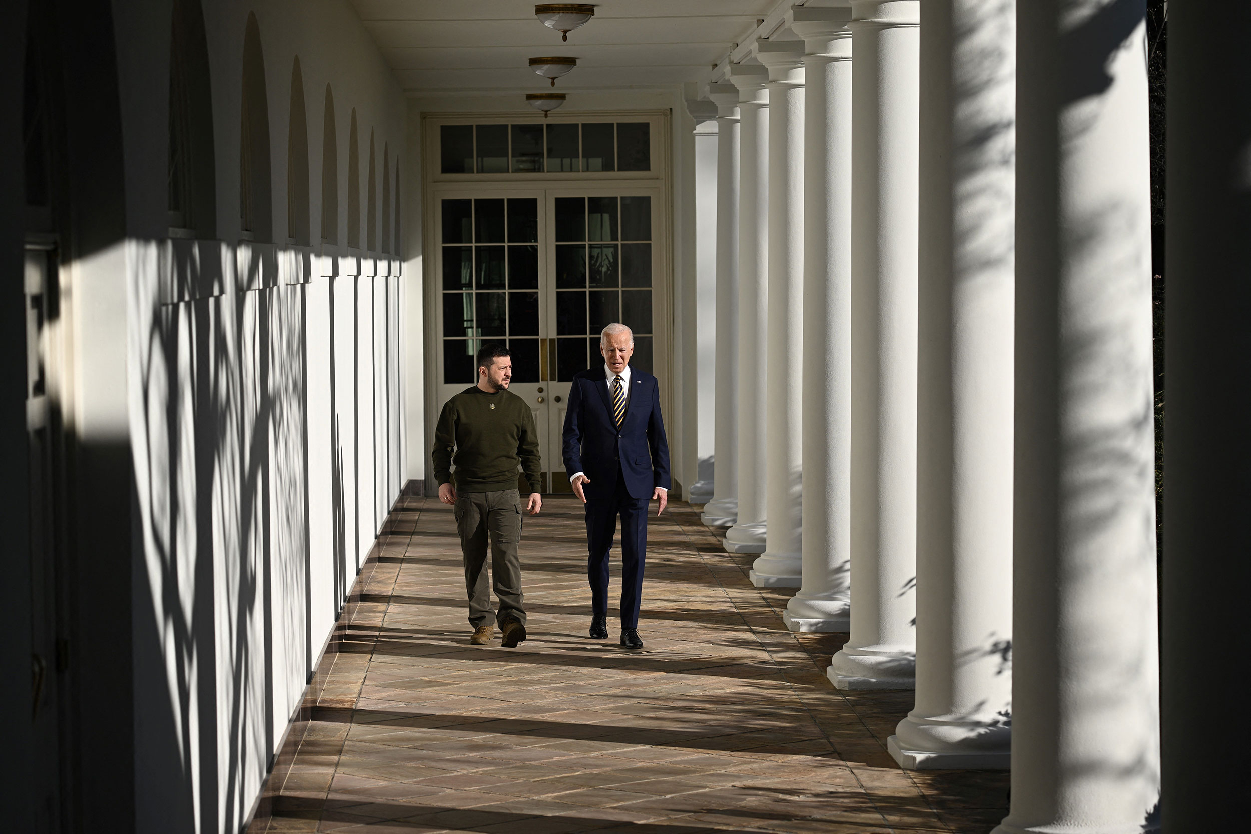 El presidente de Ucrania, Volodymyr Zelensky, y el presidente de los Estados Unidos, Joe Biden, caminan por la columnata de la Casa Blanca el miércoles.