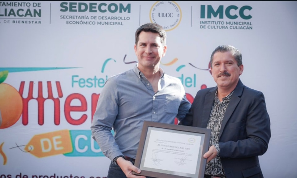 *Comerciantes reconocen en su día a Javier Gaxiola Coppel como funcionario del a *Comerciantes reconocen en su día a Javier Gaxiola Coppel como funcionario del a