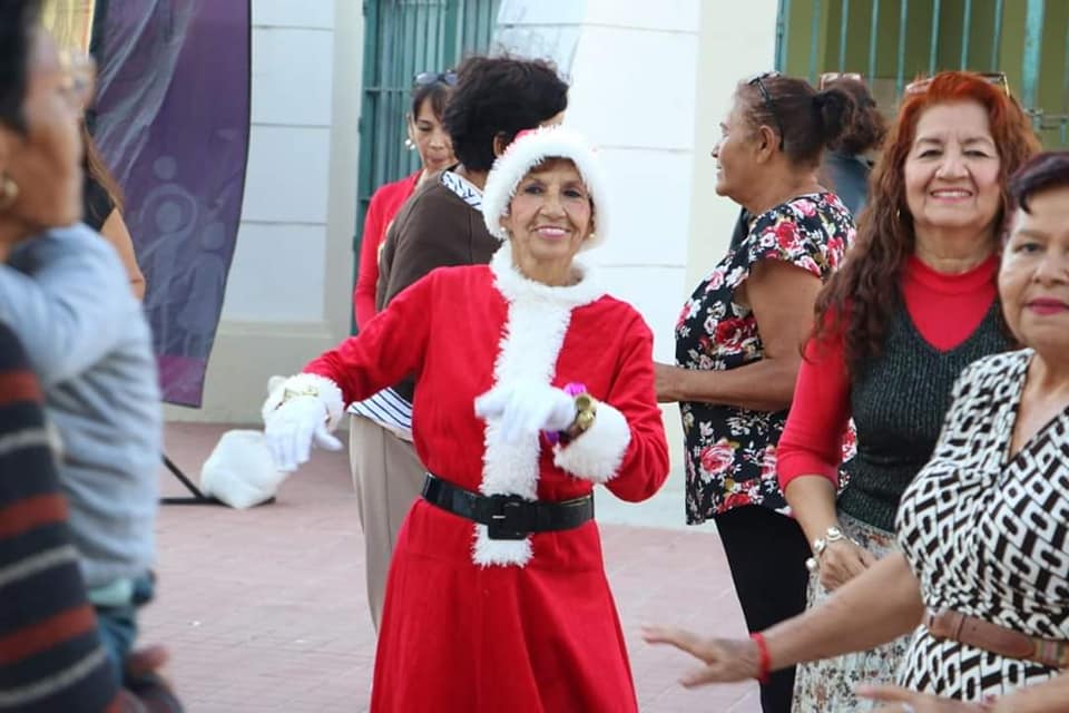 Con gran alegría disfrutaron adultos mayores del último Jueves de Danzón del año Con gran alegría disfrutaron adultos mayores del último Jueves de Danzón del año