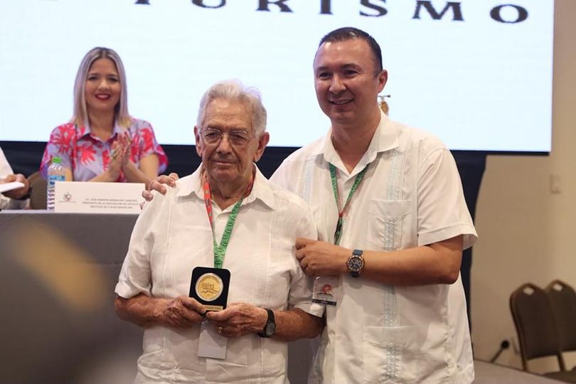 Entregan la presea a la Trayectoria Turística Entregan la presea a la Trayectoria Turística