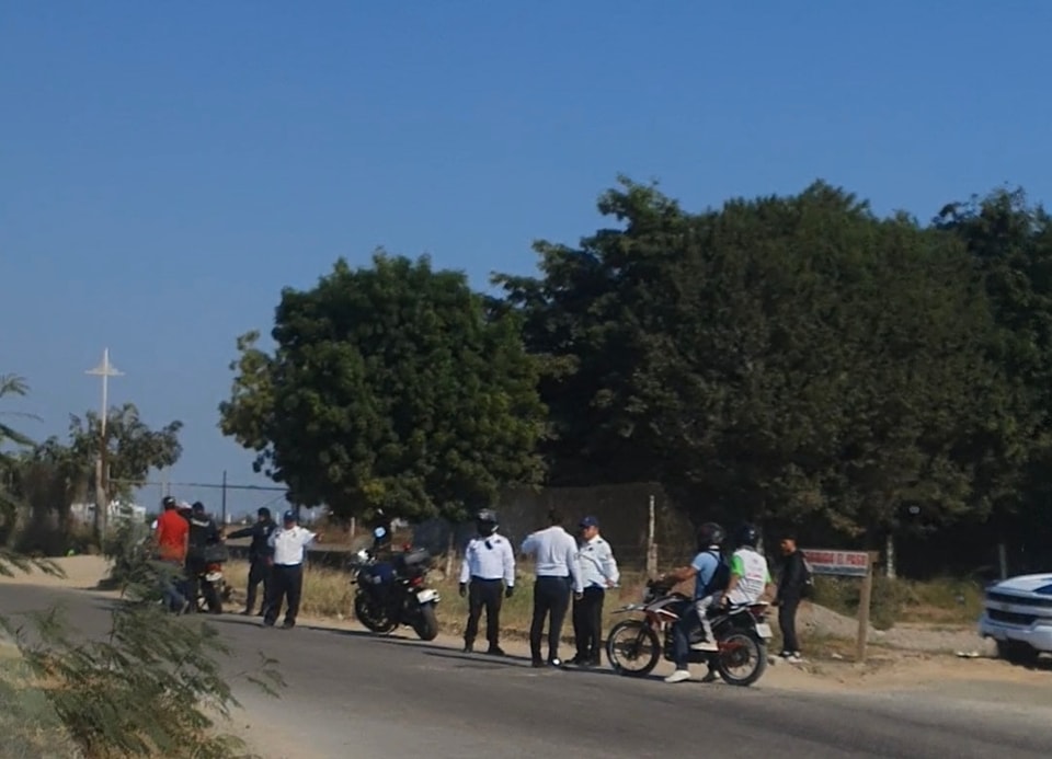 Mientras a Mazatlán lo ahoga el caos vehicular por el turismo y compras navideña Mientras a Mazatlán lo ahoga el caos vehicular por el turismo y compras navideña