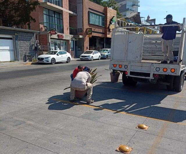 Retiran macetas para liberar espacios de Estacionamiento en el Paseo Claussen Retiran macetas para liberar espacios de Estacionamiento en el Paseo Claussen