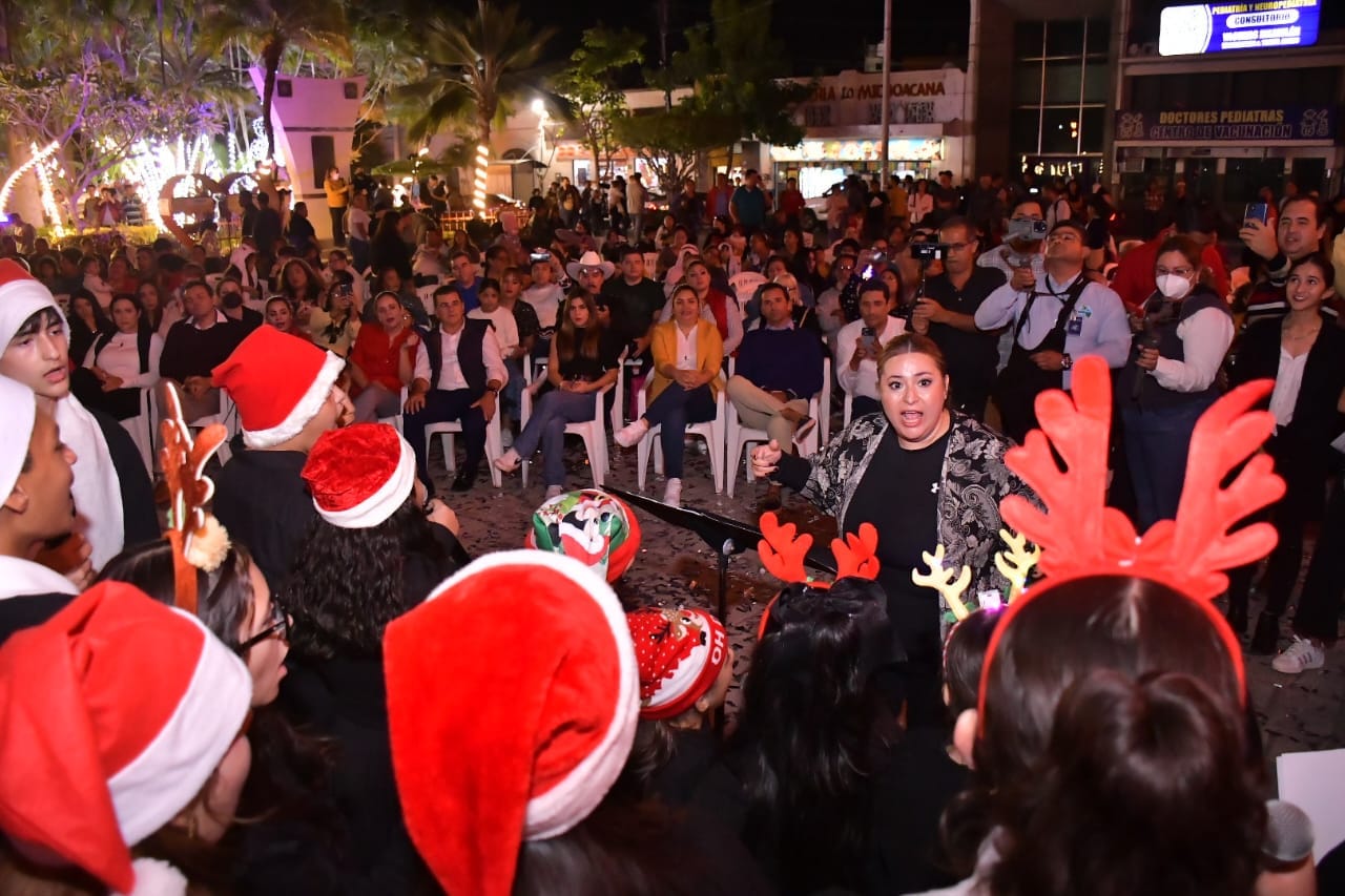 *Se enciende el espíritu navideño en la Plazuela República.* *Se enciende el espíritu navideño en la Plazuela República.*