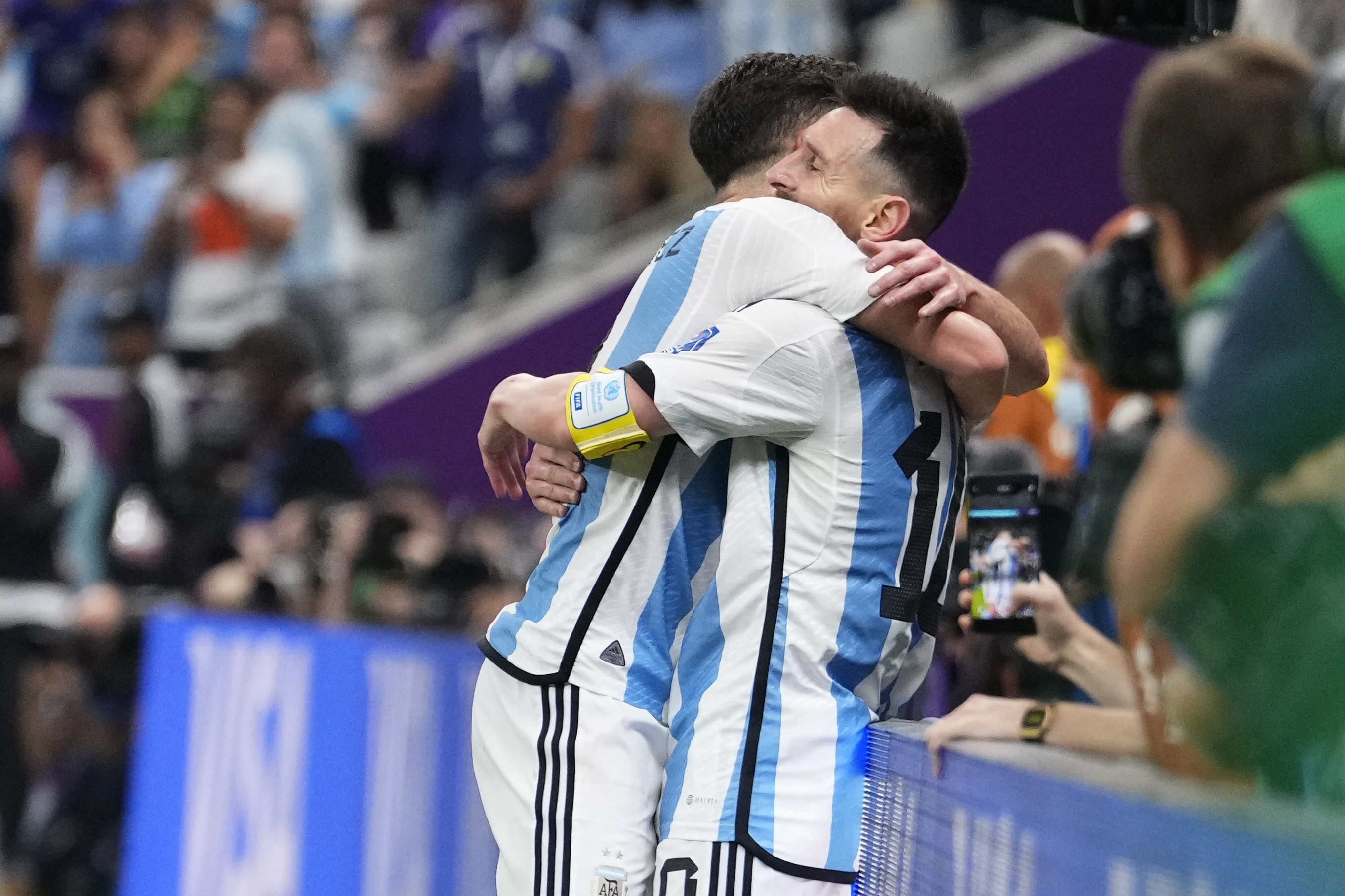 Julián Álvarez, izquierda, y Lionel Messi celebran el tercer gol de Argentina contra Croacia en el Lusail Stadium en Lusail City, Qatar el martes.