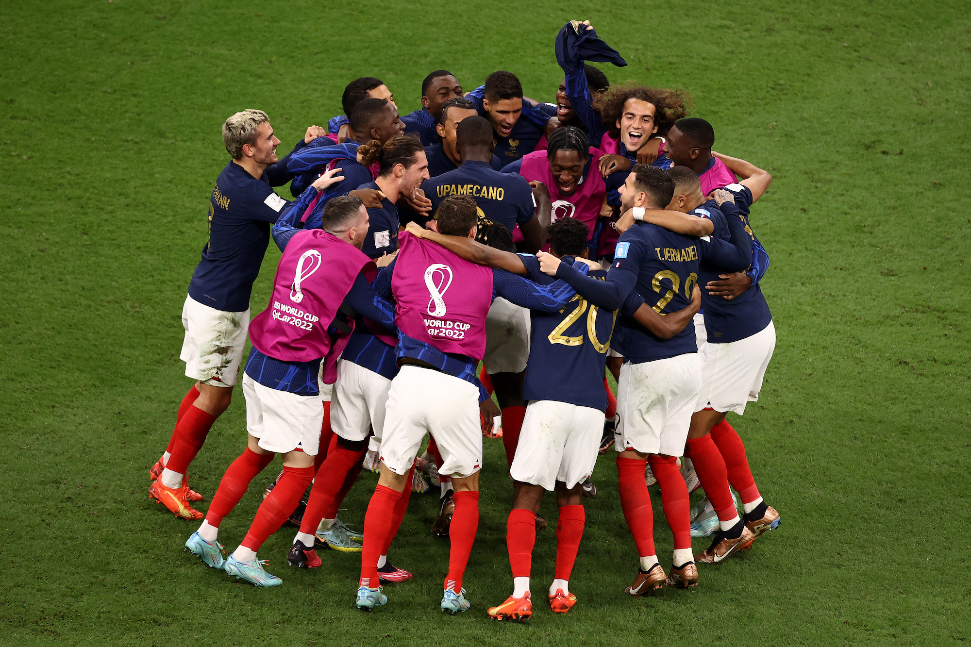 Francia celebra el 2-1 sobre Inglaterra en el Estadio Al-Bayt.