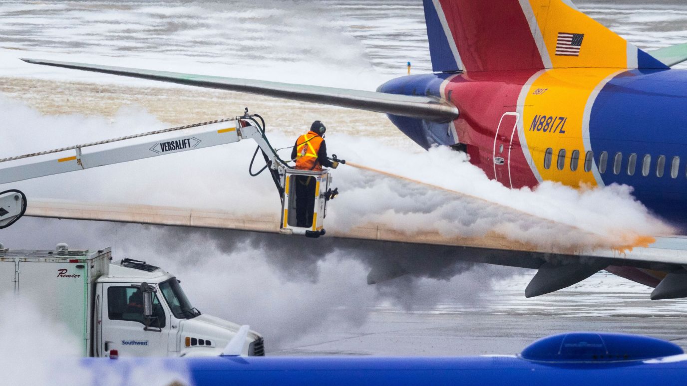 Las tripulaciones quitan el hielo de un avión de Southwest Airlines antes del despegue en Omaha, Nebraska, el 21 de diciembre.