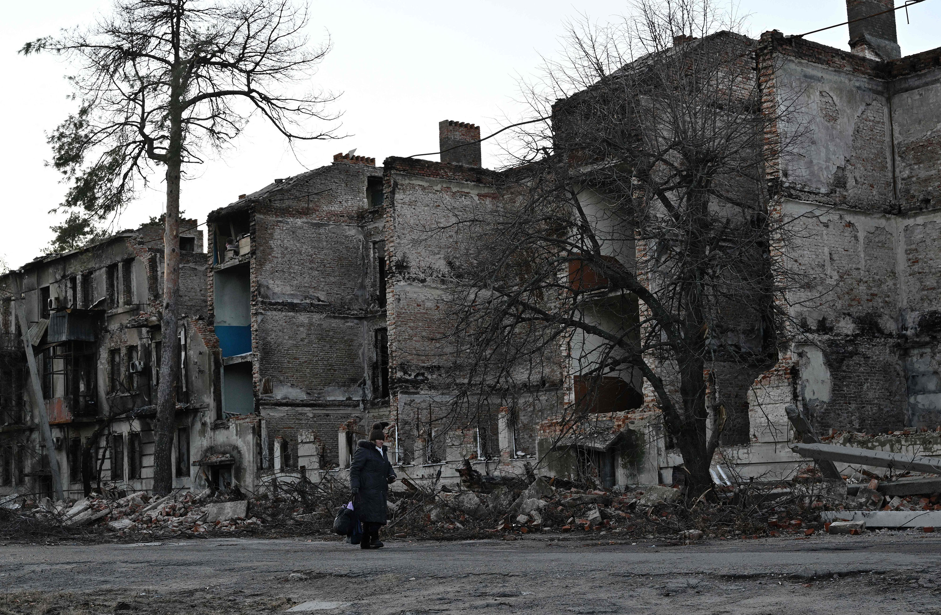 Una persona pasa junto a un edificio destruido en Lyman, Ucrania, el 14 de diciembre.