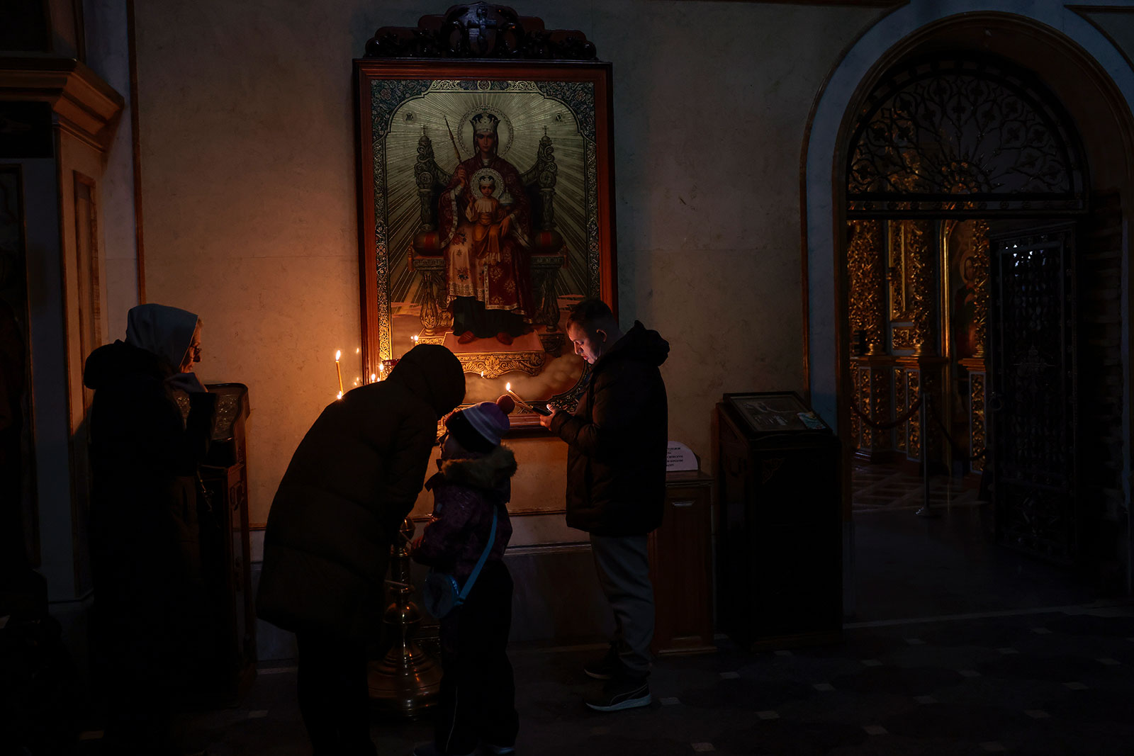 Miembros del público rezan en Kyiv Pechersk Lavra en Kyiv el 4 de diciembre.