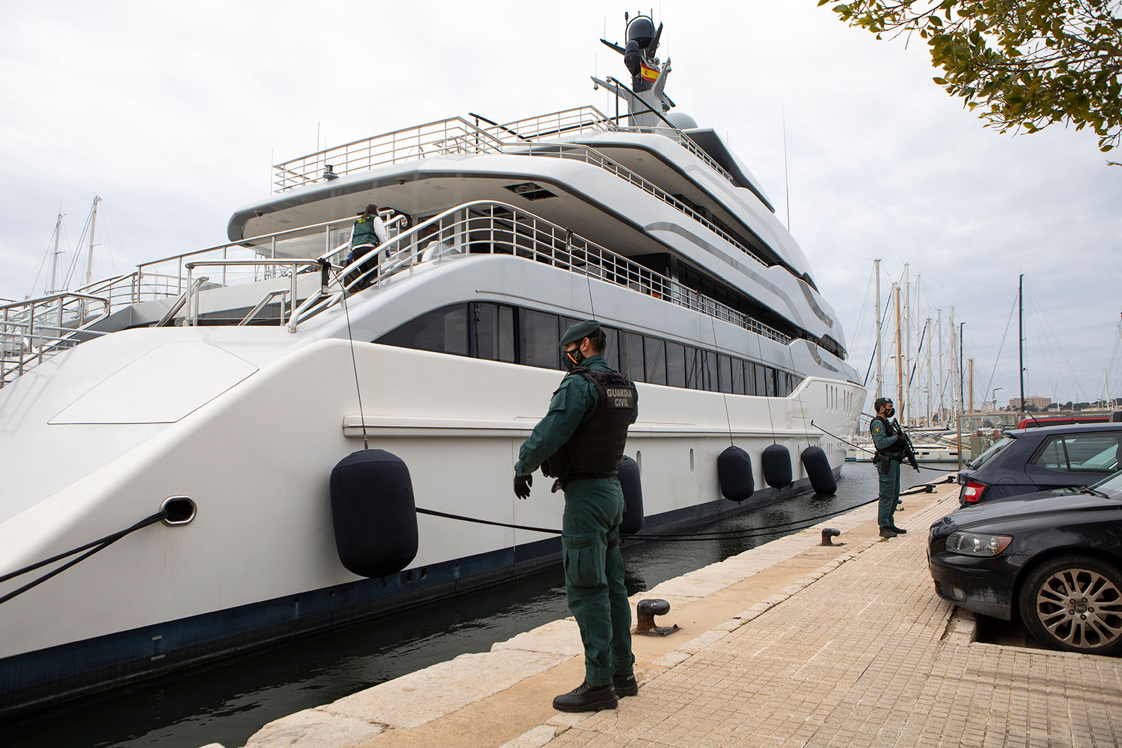 Guardias civiles junto al yate Tango en Palma de Mallorca, España, el 4 de abril de 2022.