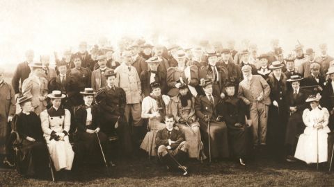 Los miembros del St. Andrews Ladies Golf Club se reúnen para una foto, tomada a fines del siglo XIX.