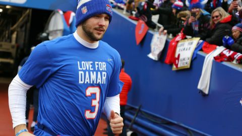 Allen trota en el campo con una camiseta en homenaje a Damar Hamlin antes del partido contra los Patriots.